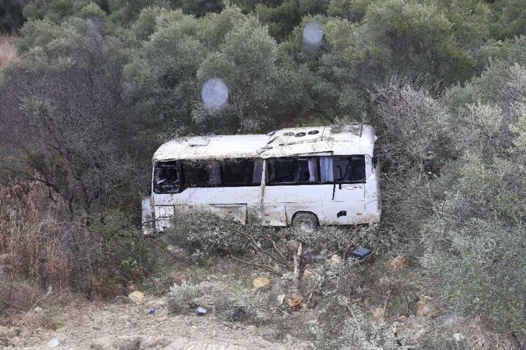 İş&ccedil;ileri Taşıyan Servis Şarampole Devrildi: 9 Yaralı