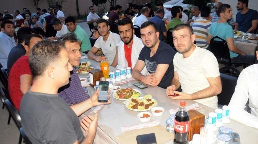 Cizre&rsquo;de Hastane Personeli İftar Sofrasında Bir Araya Geldi