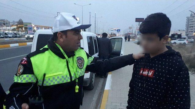 Kaza Tehlikesi Atlatan Polislere Çocuk Sürücü Şoku