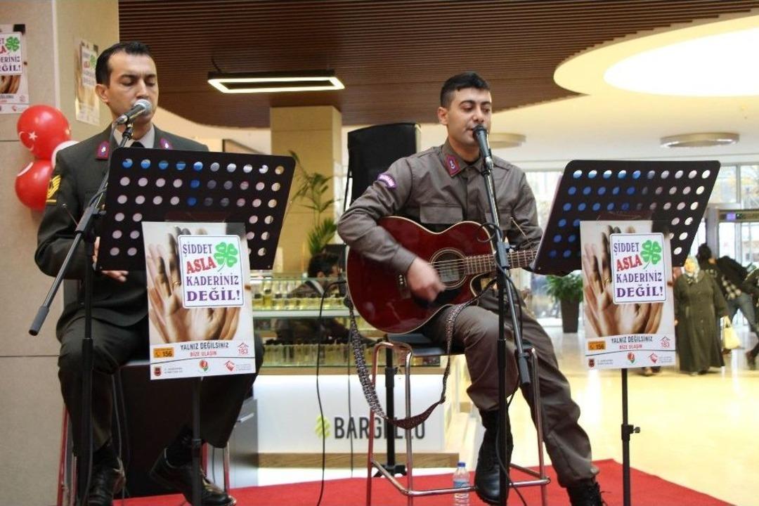 Askerlerden Kadına Şiddet Karşıtı Konser