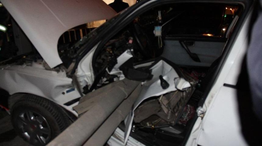 Otomobil Bariyerlere Saplandı: 2 Yaralı