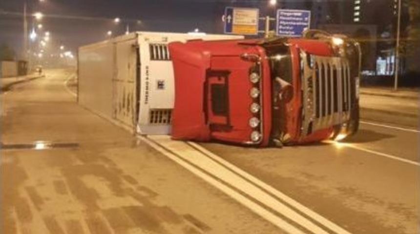 Isparta&rsquo;da &Ccedil;ilek Y&uuml;kl&uuml; Tır Devrildi: 1 Yaralı