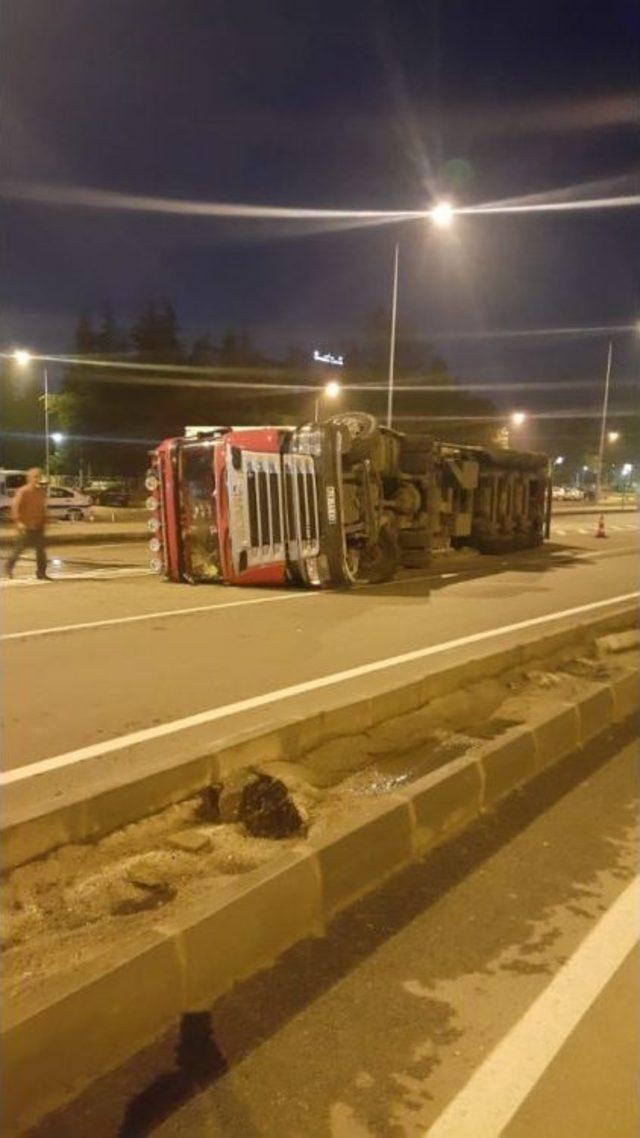 Isparta’da Çilek Yüklü Tır Devrildi: 1 Yaralı