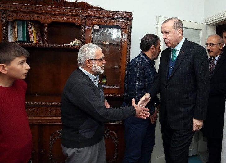 Cumhurbaşkanı Erdoğan, Gurbetçi Aileyi Evinde Ziyaret Etti G2