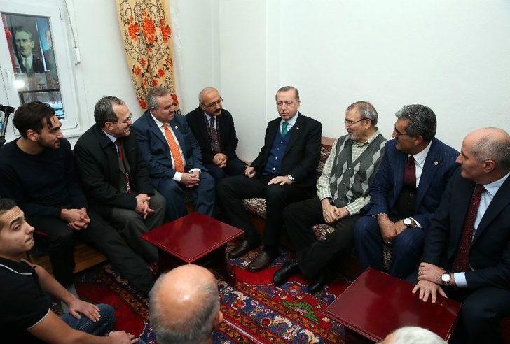 Cumhurbaşkanı Erdoğan, Gurbetçi Aileyi Evinde Ziyaret Etti G4