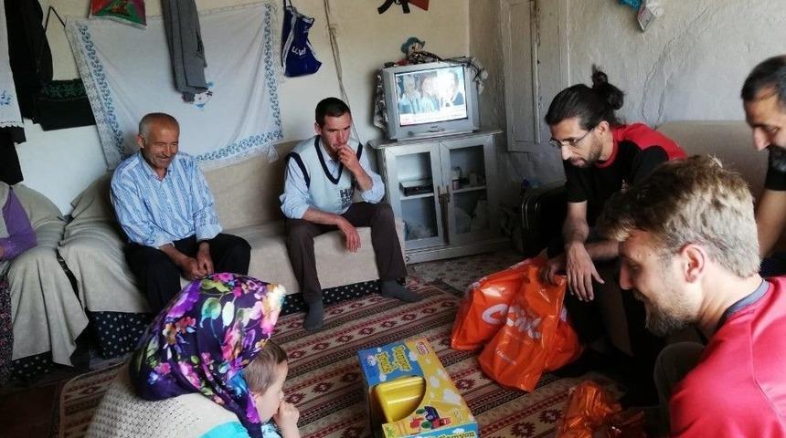 Ormanda Geceleyen Minik Ali&rsquo;ye Bayramlık S&uuml;rprizi