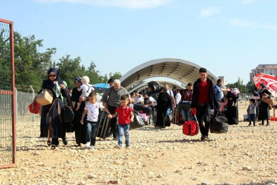 Suriyelilerin Vatan Hasreti Sıcaklık Dinlemiyor