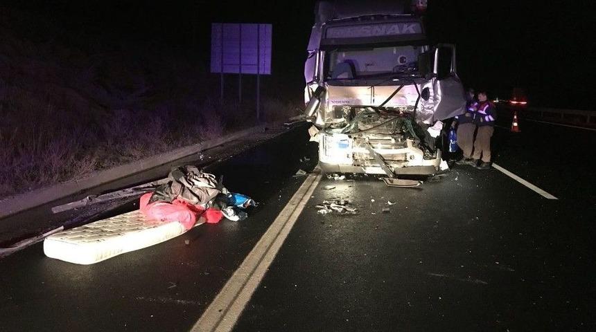 Başkent&rsquo;te Kimyasal Madde Taşıyan Tır Demir Y&uuml;kl&uuml; Tıra &Ccedil;arptı