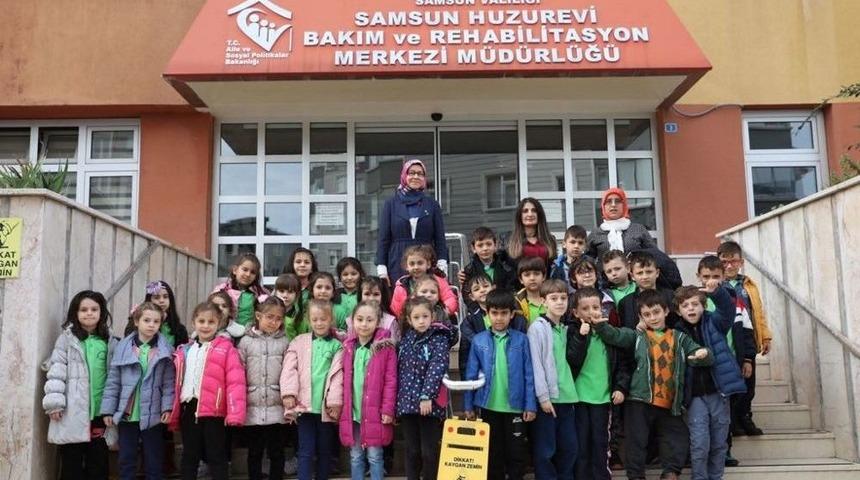 Minik &Ouml;ğrencilerden Huzurevi Sakinlerine Ziyaret