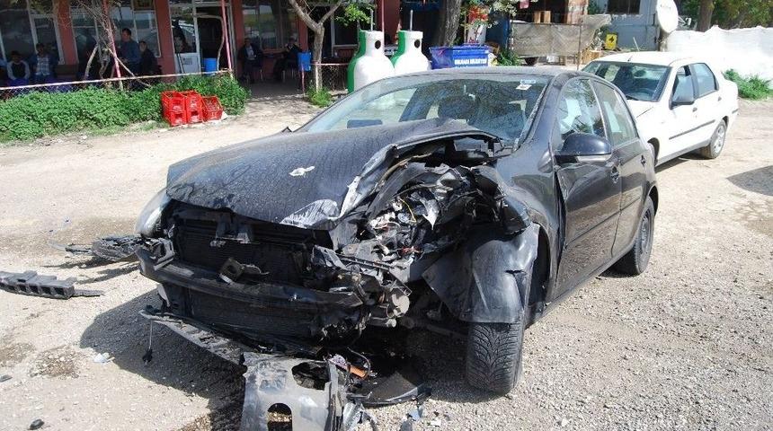 Kamyona Çarpan Otomobil Hurdaya Döndü: 2 Yaralı