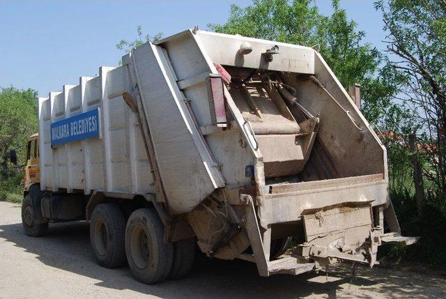 Kamyona Çarpan Otomobil Hurdaya Döndü: 2 Yaralı 1