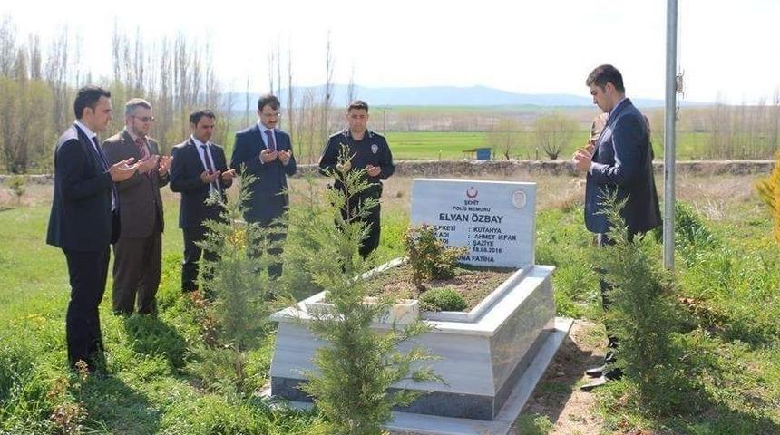 Altıntaş Protokol&uuml;, Şehit Polis Elvan &Ouml;zbay&rsquo;ın Mezarını Ziyaret Edip Dua Etti