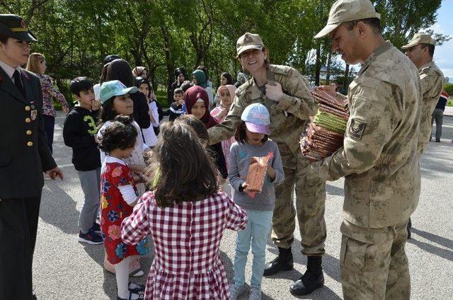 Jandarmadan Çocuklara Anlamlı Jest