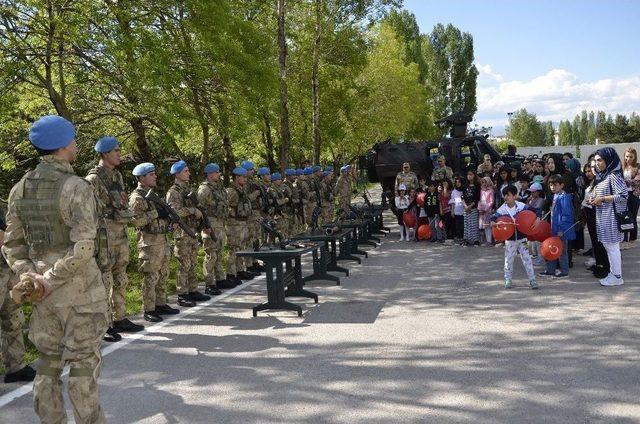 Jandarmadan Çocuklara Anlamlı Jest