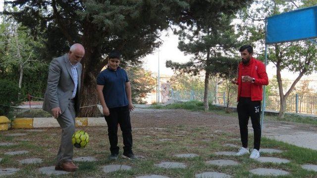 Futbolcular, Kimsesiz Çocukları Mutlu Etti