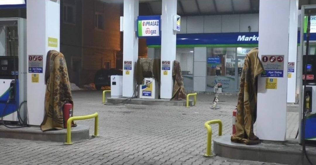 Ağrı&rsquo;da Akaryakıt İstasyonunda Soğuk Havaya Battaniyeli &Ccedil;&ouml;z&uuml;m