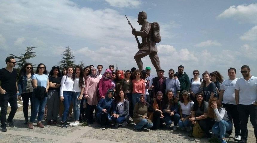 &Uuml;niversite &Ouml;ğrencileri, Dumlupınar Şehitliği&rsquo;ni Ziyaret Etti