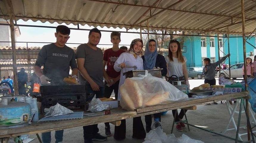 Aslanapa T&uuml;rk Halk Oyunları Minikler Ekibi İ&ccedil;in Kermes D&uuml;zenlendi