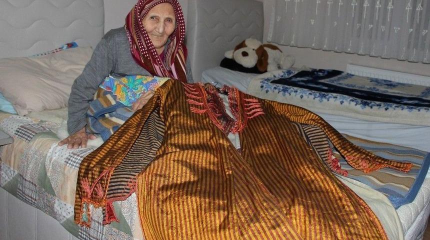 200 Yıllık İpek Gelinlik