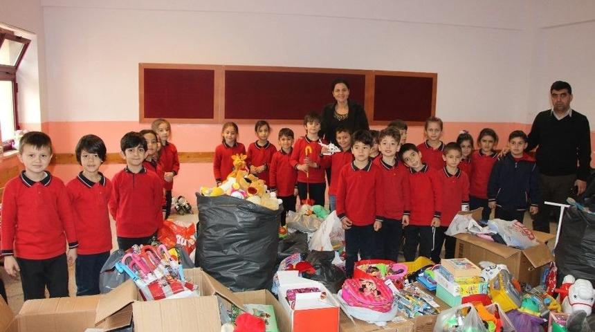 K&ouml;ydeki Arkadaşları İ&ccedil;in Koli Koli Oyuncak Topladılar