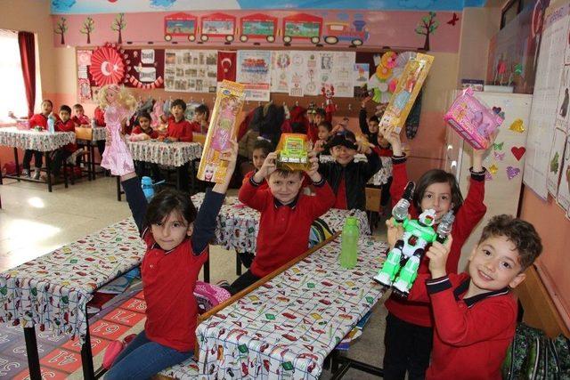 Köydeki Arkadaşları İçin Koli Koli Oyuncak Topladılar