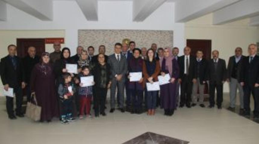 Ağrı Defterdarlığı Emeklilerine Ve Başarılı Çalışanlarına Teşekkür Belgesi Verdi