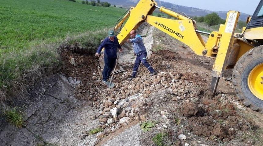 İn&ouml;n&uuml; Belediyesi Ve Sulama Birliği &Ccedil;ift&ccedil;inin Yanında
