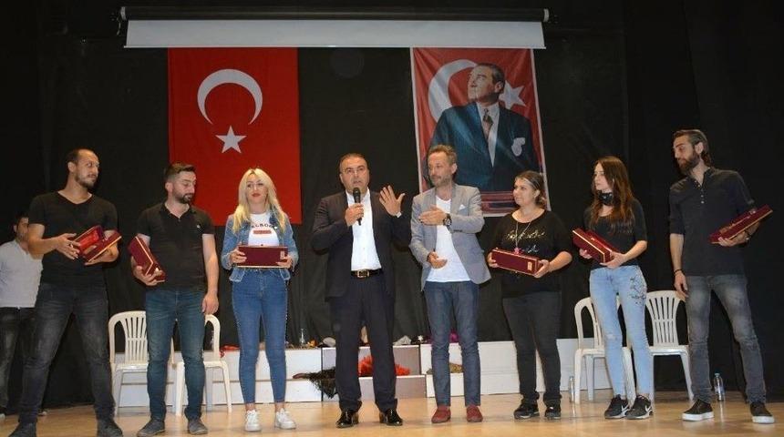 Belediye Başkanı Erener, Tiyatro Sahnesinde Yer Aldı