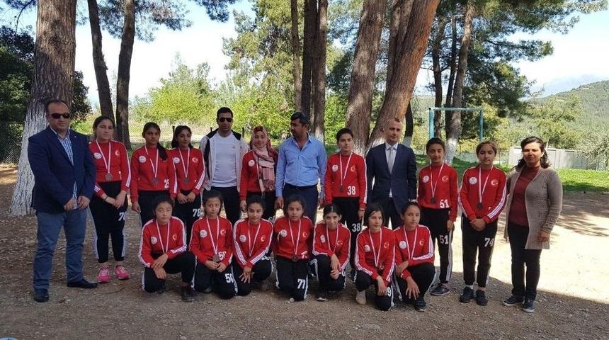 K&ouml;y Okuluna Alınan İki Futbol Topu Yıldız Kızları Şampiyon Yaptı