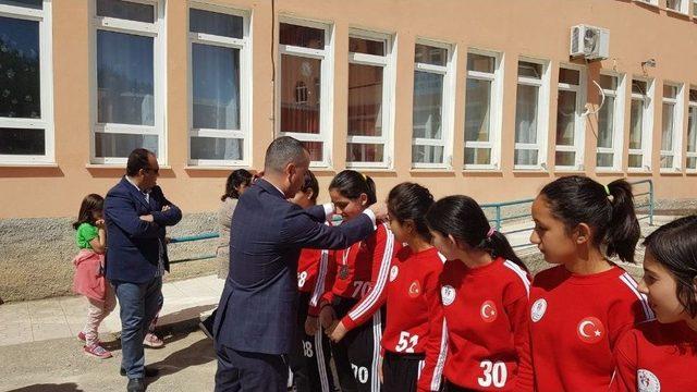 Köy Okuluna Alınan İki Futbol Topu Yıldız Kızları Şampiyon Yaptı