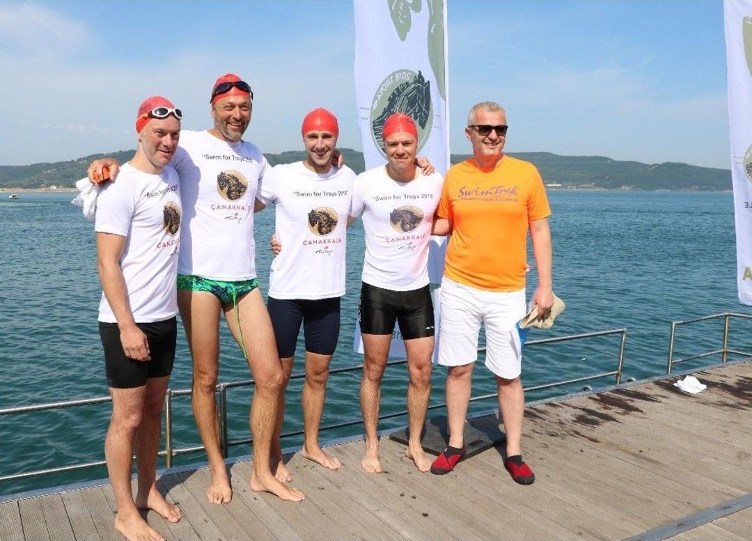 &lsquo;troya Yılı&rsquo; İ&ccedil;in Boğazı Y&uuml;zerek Ge&ccedil;tiler