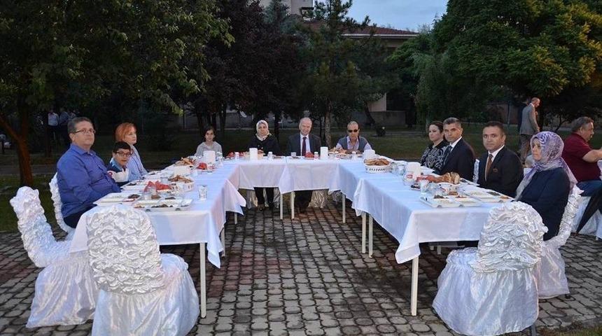 Vali Ceylan, &Ccedil;orlu Huzurevi Sakinleri Ve Koruyucu Ailelerle İftarda Buluştu