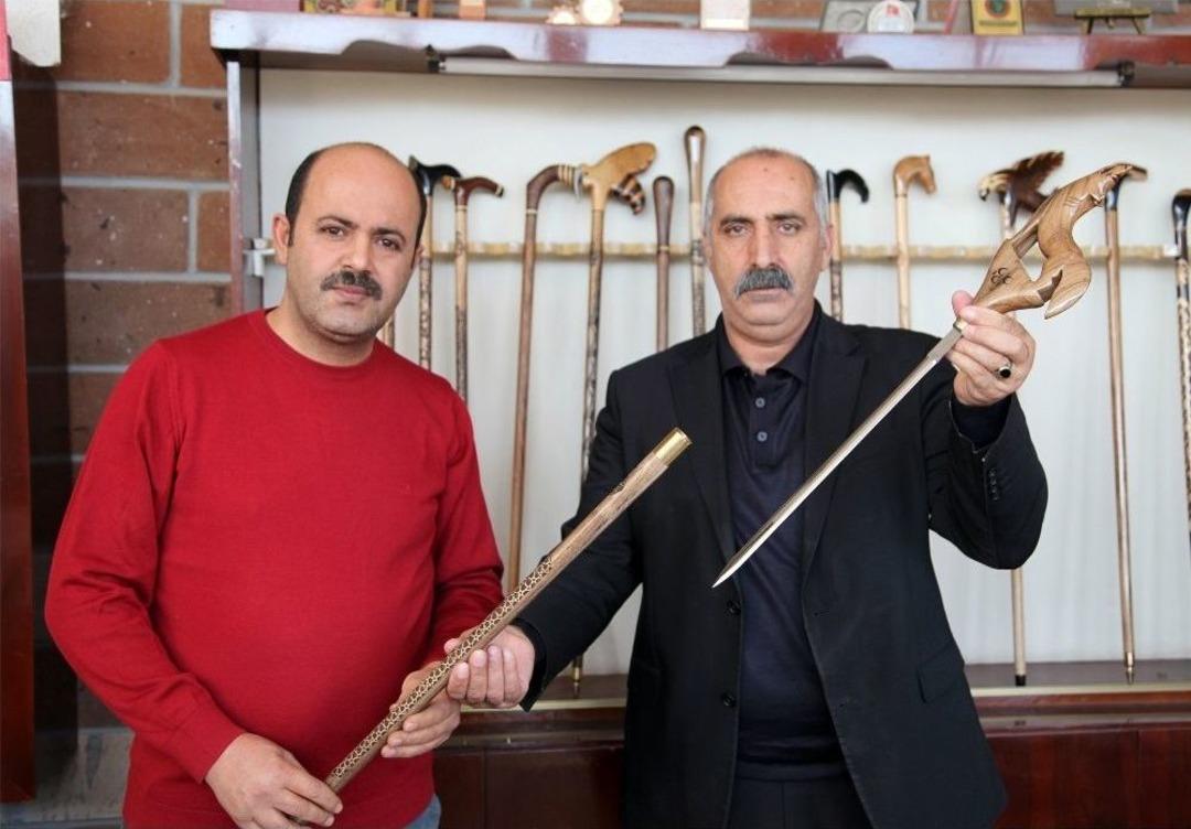 Devlet Bah&ccedil;eli&rsquo;ye &Ouml;zel Bozkurt İşaretli Kılı&ccedil;lı Baston