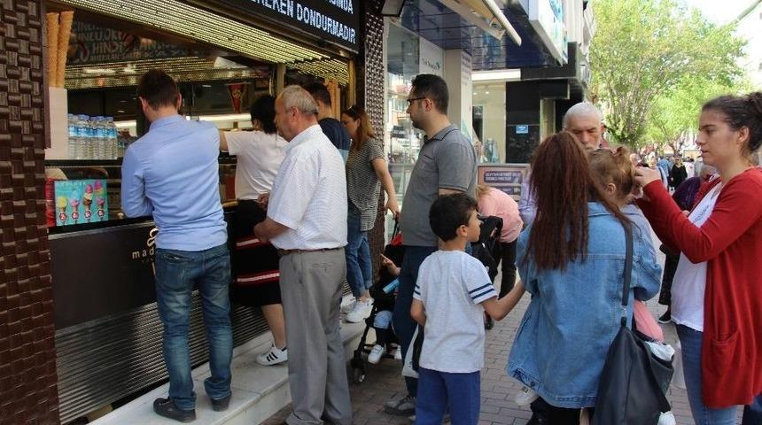 Dondurmacıların &Ouml;n&uuml;nde Uzun Kuyruklar