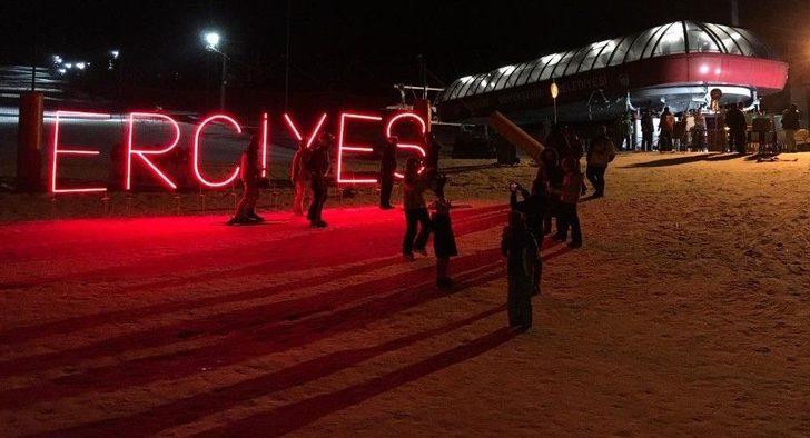 Erciyes Kayak Merkezi’nde Gece Kayağına Büyük İlgi G4