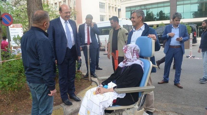 Budak’tan Hastalara Geçmiş Olsun Ziyareti