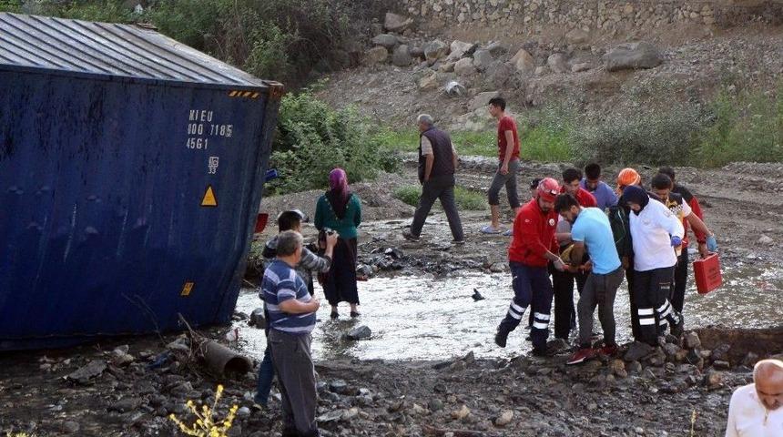 20 Metrelik Viyad&uuml;kten D&uuml;şen Tırın S&uuml;r&uuml;c&uuml;s&uuml; Yaralandı