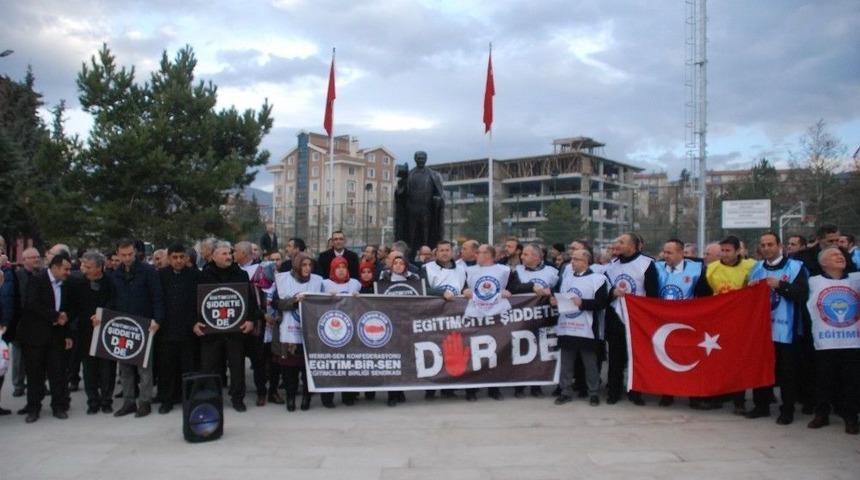 Eğitimcilerden Okul M&uuml;d&uuml;r&uuml;n&uuml;n &Ouml;ld&uuml;r&uuml;lmesine Tepki