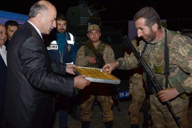 Vali Azizoğlu Mehmetçikle Birlikte İftar Açtı