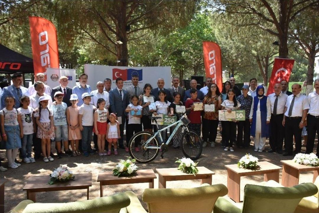 Resim-afiş Yarışmasının &Ouml;d&uuml;lleri Sahiplerini Buldu