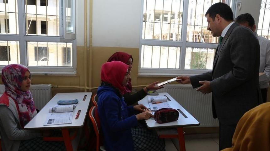 Ekinci &Ouml;ğrencilere Kitap Hediye Etti