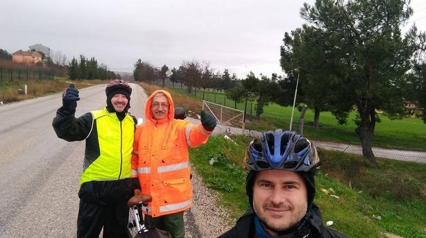 Bisiklet&ccedil;iler, Yağmur Altında 25 Kilometre Pedal &Ccedil;evirdi