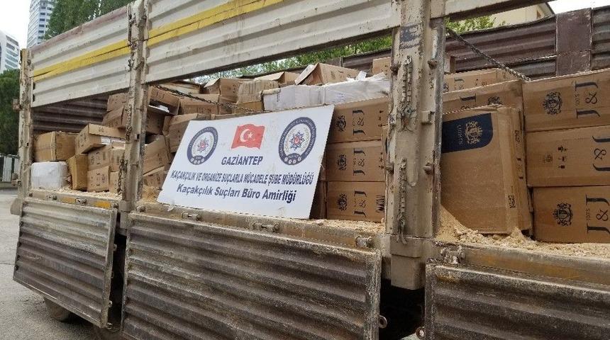 Gaziantep&rsquo;te Ka&ccedil;ak İla&ccedil; Ve Sigara Yakalandı