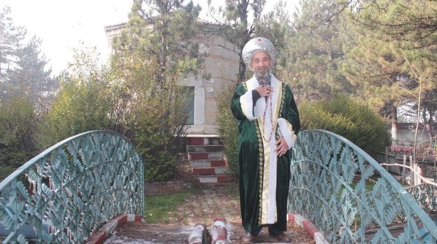 Ertuğrul Gazi Kıyafetiyle T&uuml;rbeleri Geziyor