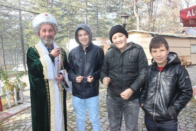 Ertuğrul Gazi Kıyafetiyle Türbeleri Geziyor 1