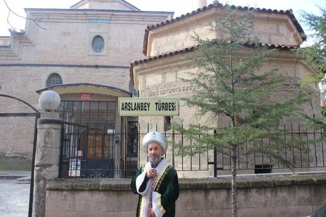 Ertuğrul Gazi Kıyafetiyle Türbeleri Geziyor 2