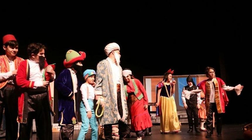 Bu Tiyatro Oyununda &Ouml;ğretmen Ve &Ouml;ğrenciler Sahne Aldı