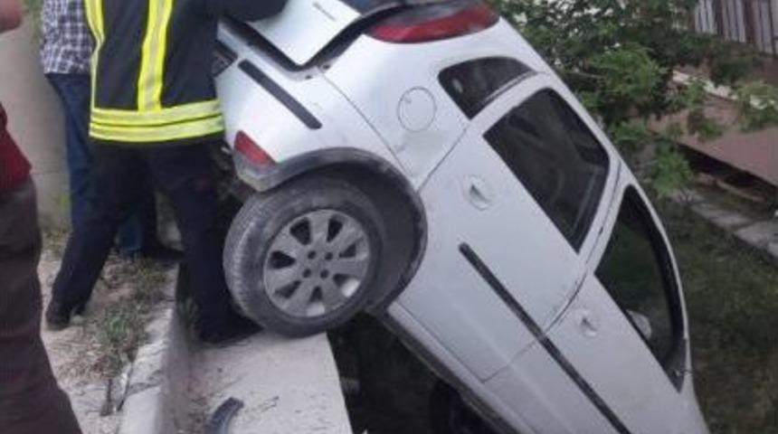 K&ouml;peğe &Ccedil;arpmamak İ&ccedil;in Manevra Yapan S&uuml;r&uuml;c&uuml; Apartman Bah&ccedil;esine D&uuml;şt&uuml;