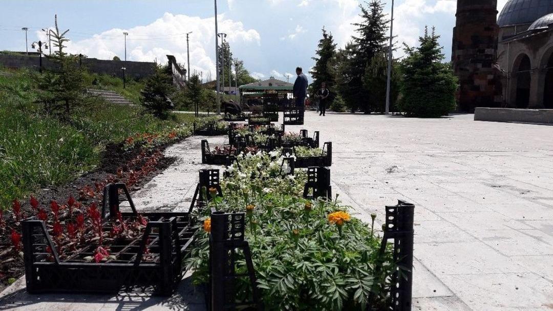 Kars&rsquo;ta Tarihi Mekanların Etrafı &Ccedil;i&ccedil;ek A&ccedil;tı