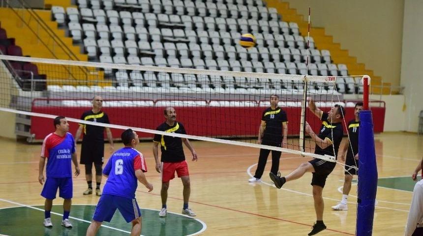 &Ouml;ğretmenler Voleybol Turnuvası&rsquo;nda Atat&uuml;rk Anadolu Lisesi Şampiyon
